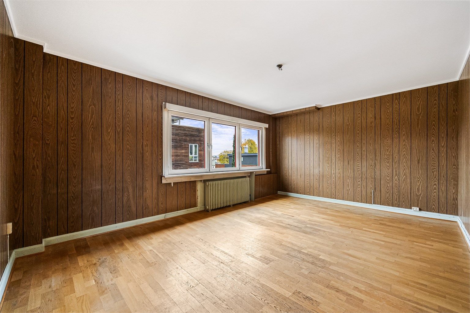 Leiligheten har en stor og lys stue. Her har du plass til å innrede med sofagruppe med tilhørende salongbord, tv med tilhørende tv-møbler samt spisegruppe.