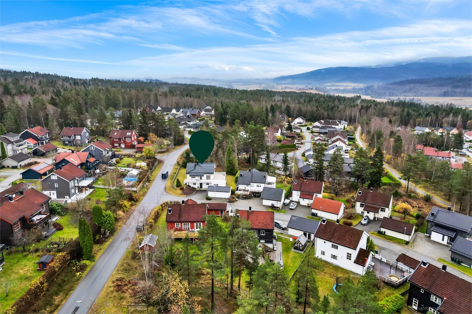 Eiendommen ligger i et attraktivt, solrikt og barnevennlig boligområde
