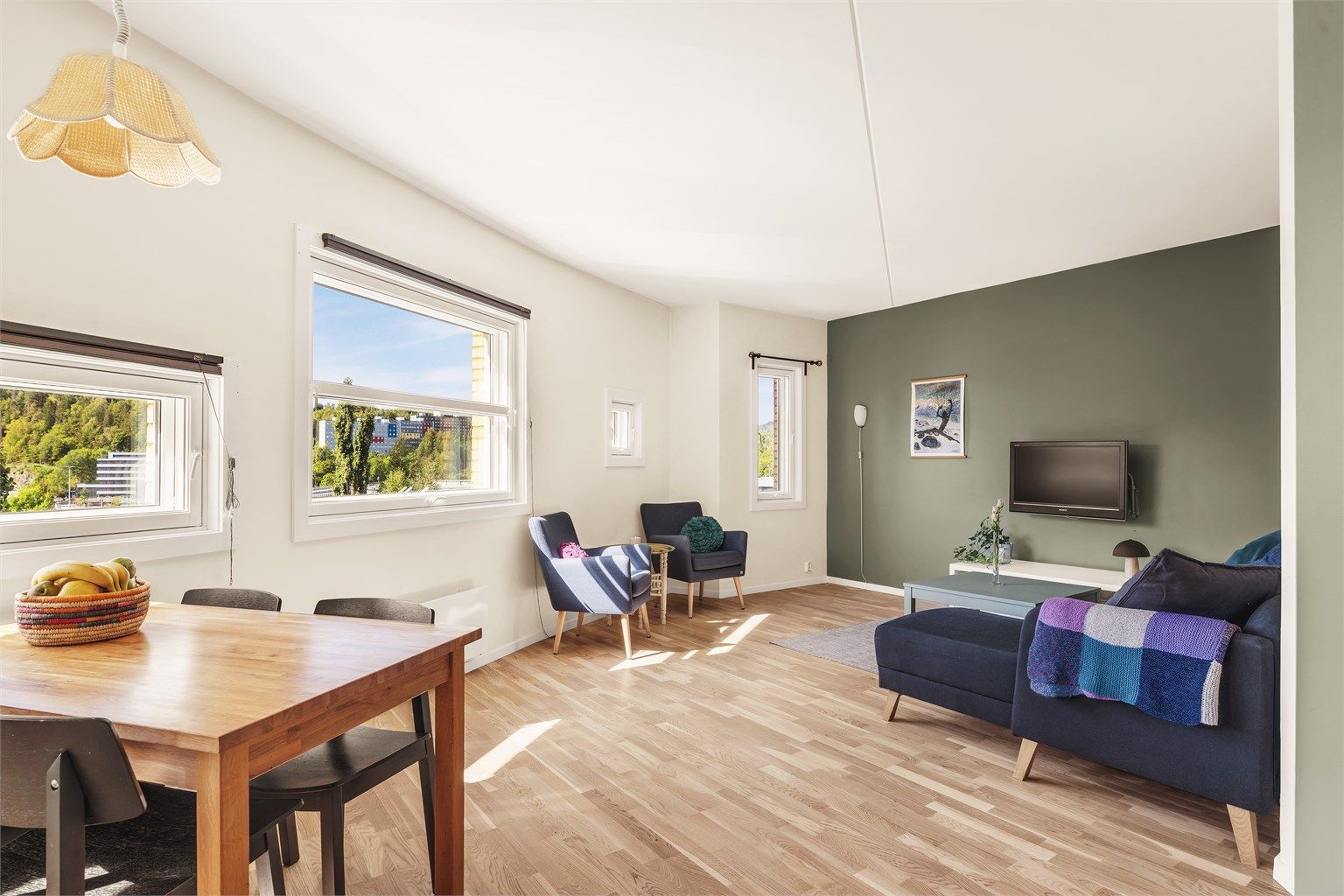 En romslig og gjennomgående 2-roms selveierleilighet med garasjeplass m/elbil-lader 