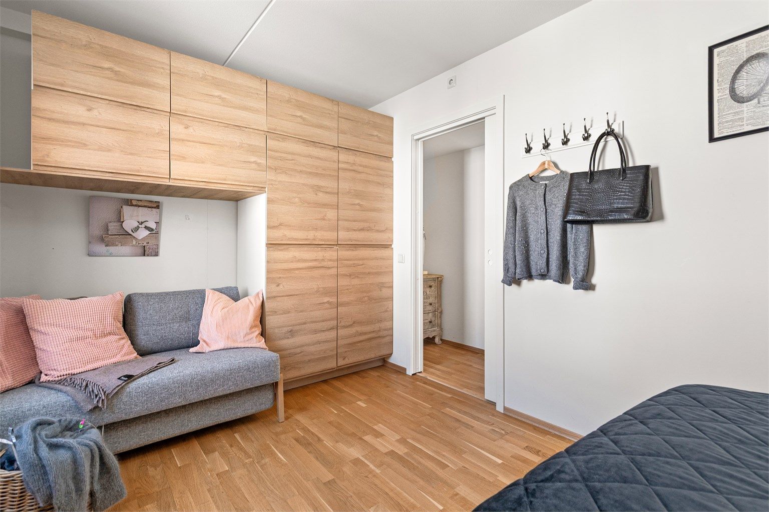 Godt med garderobeskap. Selger har laget en tilpasset løsning med sovesofa i nisjen ved skapene
