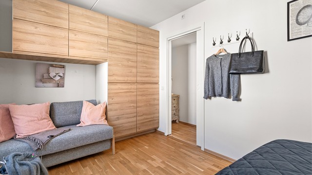 Godt med garderobeskap. Selger har laget en tilpasset løsning med sovesofa i nisjen ved skapene