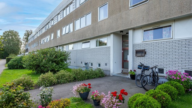 En arealeffektiv og trivelig 2-roms leilighet i 1. etasje med sørvendt balkong og attraktiv beliggenhet i Vestskogen.
