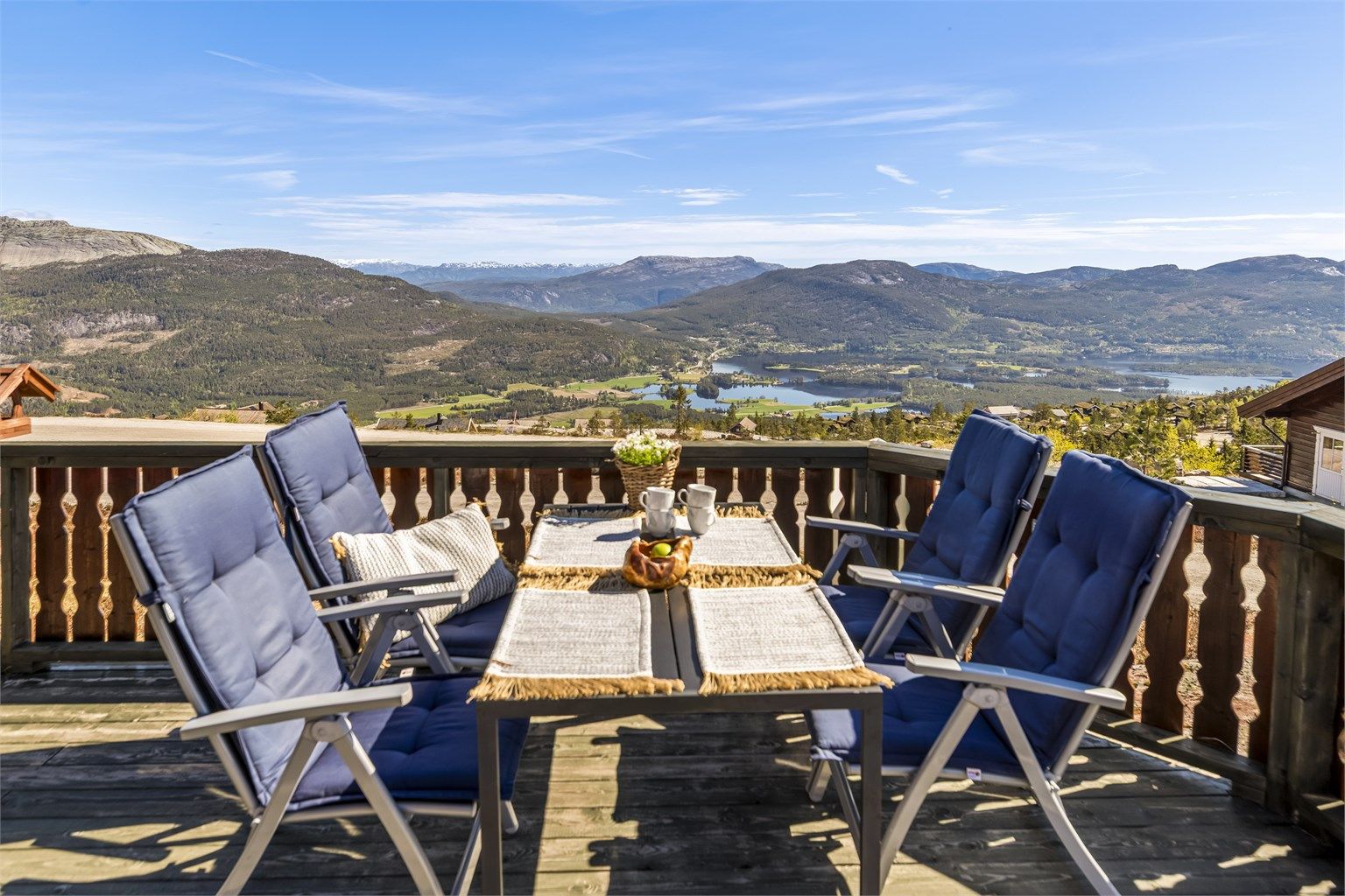 Fra de store terrasseområdene har man en storslått utsikt over fjellandskapet og vannene Nisser, Vråvatn og Mellomvatn.
Foto: Fotograf Magik