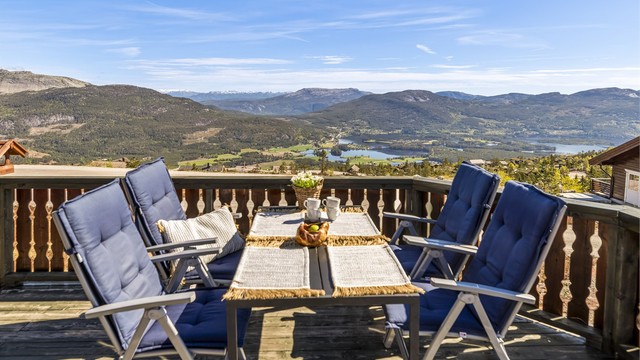 Fra de store terrasseområdene har man en storslått utsikt over fjellandskapet og vannene Nisser, Vråvatn og Mellomvatn.
Foto: Fotograf Magik
