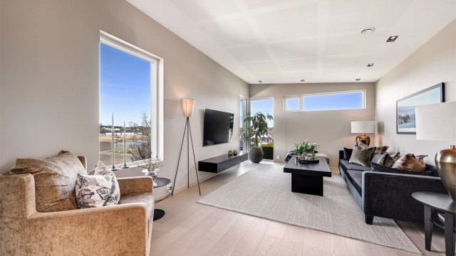 Stuen har parkett på gulvet og store vindusflater som gir rikelig med lys og utsyn.