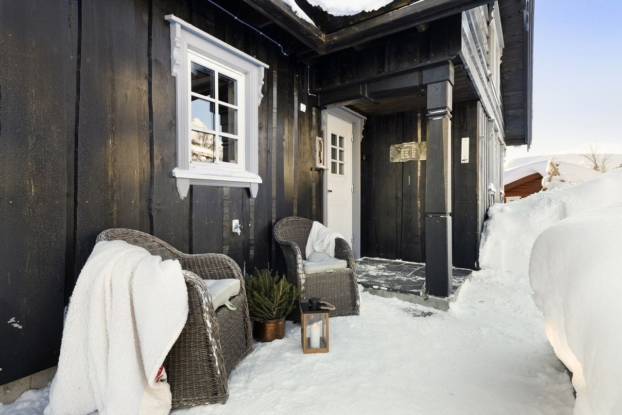 Overbygget inngangsparti som er praktisk på snørike dager.