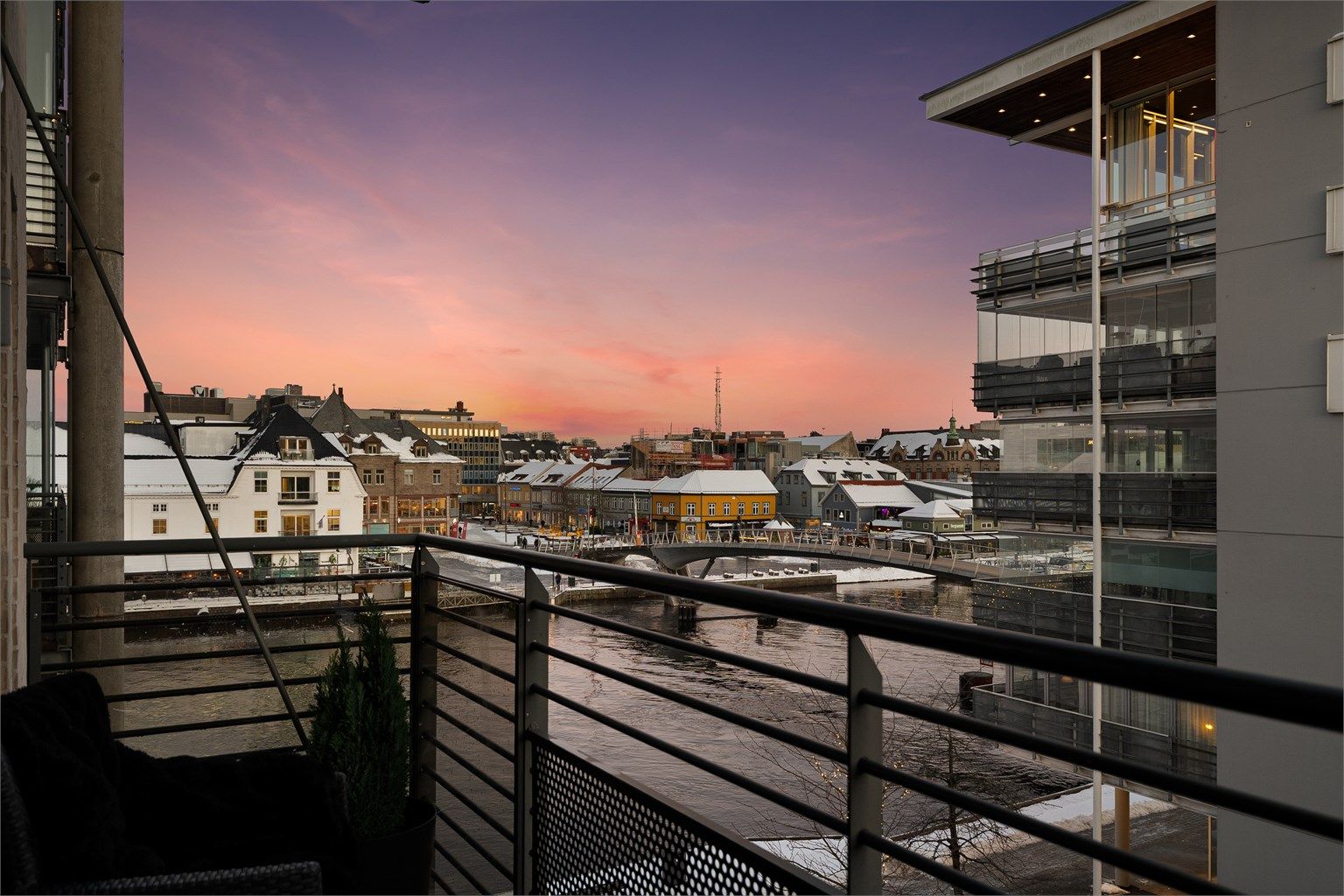 Fin utsikt over Vesterelven sees både ute på balkongen og innendørs i stuen. Fotograf; Kristoffer Kristiansen.