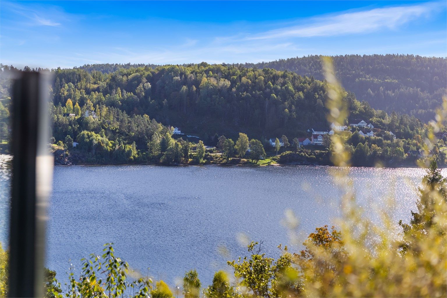 Idylliske omgivelser langs innsjøen med kort vei til lokale turstier.