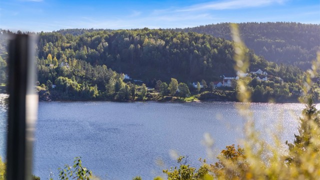 Idylliske omgivelser langs innsjøen med kort vei til lokale turstier.