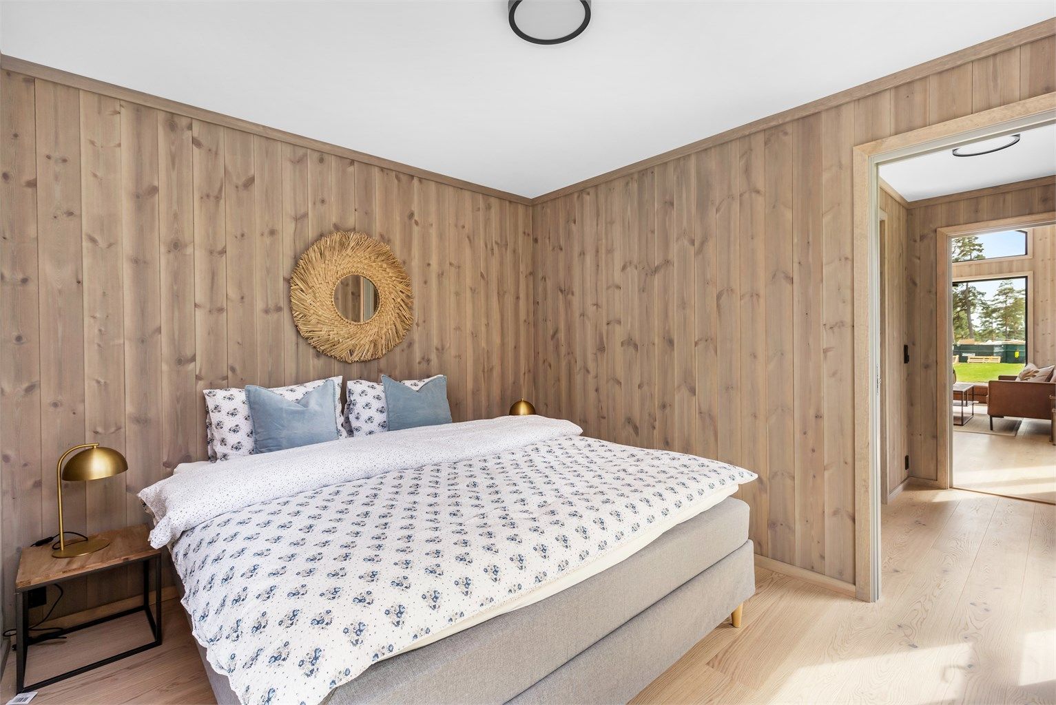 Hovedsoverommet er på ca. 9 kvm. Det virker imidlertid langt større, noe som hovedsakelig skyldes lys og helhetlig innredning som gir en luftig og god romfølelse. De store vinduene bidrar også til det samme.