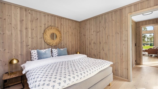 Hovedsoverommet er på ca. 9 kvm. Det virker imidlertid langt større, noe som hovedsakelig skyldes lys og helhetlig innredning som gir en luftig og god romfølelse. De store vinduene bidrar også til det samme.