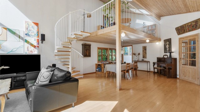 Fra stuen leder en vindeltrapp opp til hems 2, som fungerer som et slags galleri over stuen.