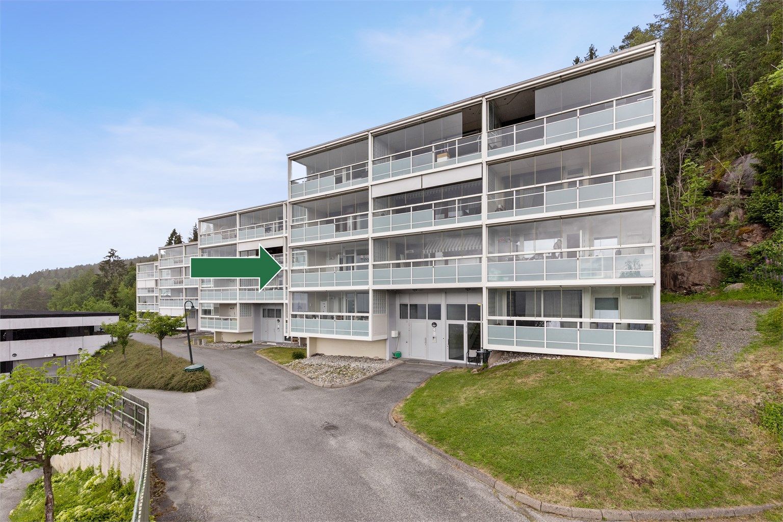 Boligblokken er beliggende pent i høyden med marka som nærmeste nabo