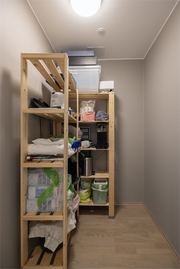 I tilknytning til entréen er det en meget praktisk innvendig bod med plass til for eksempel utstyr