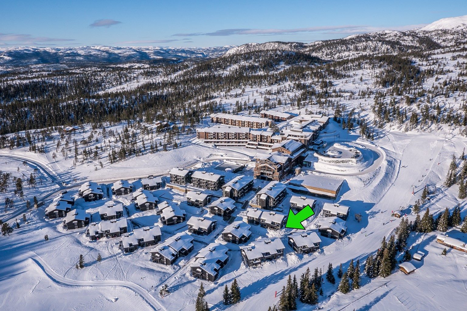 Lys, flott og gjennomgående 4-roms hjørneleilighet med fin utsikt gjennom bebyggelsen. Kort vei til "alt" på resorten, herav meget enkel tilgang til garasjeanlegget.