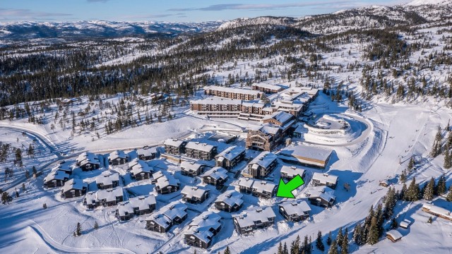 Lys, flott og gjennomgående 4-roms hjørneleilighet med fin utsikt gjennom bebyggelsen. Kort vei til "alt" på resorten, herav meget enkel tilgang til garasjeanlegget.