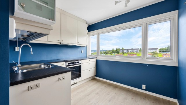 Fra kjøkkenvinduet er det utsikt over Lillestrøm og nærområdet.