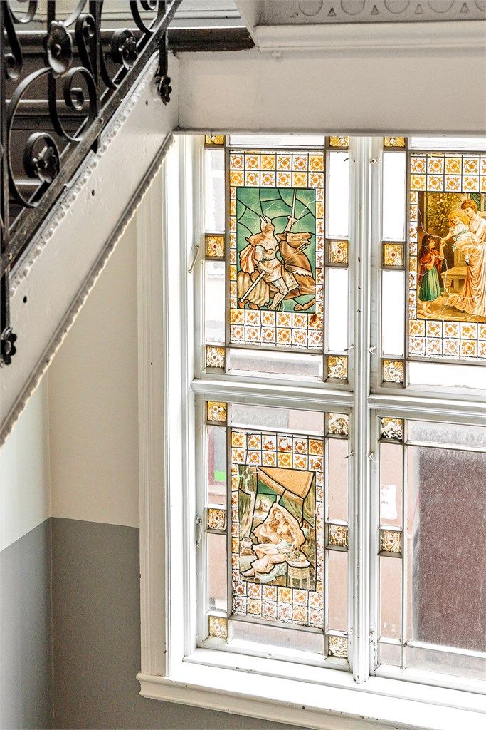 Bygården er fra 1898 og har bevart sjarmerende, originale detaljer i fellesarealene, som dette glassmaleriet i trappeoppgangen. Foto: Trond Walsø / Walso Work