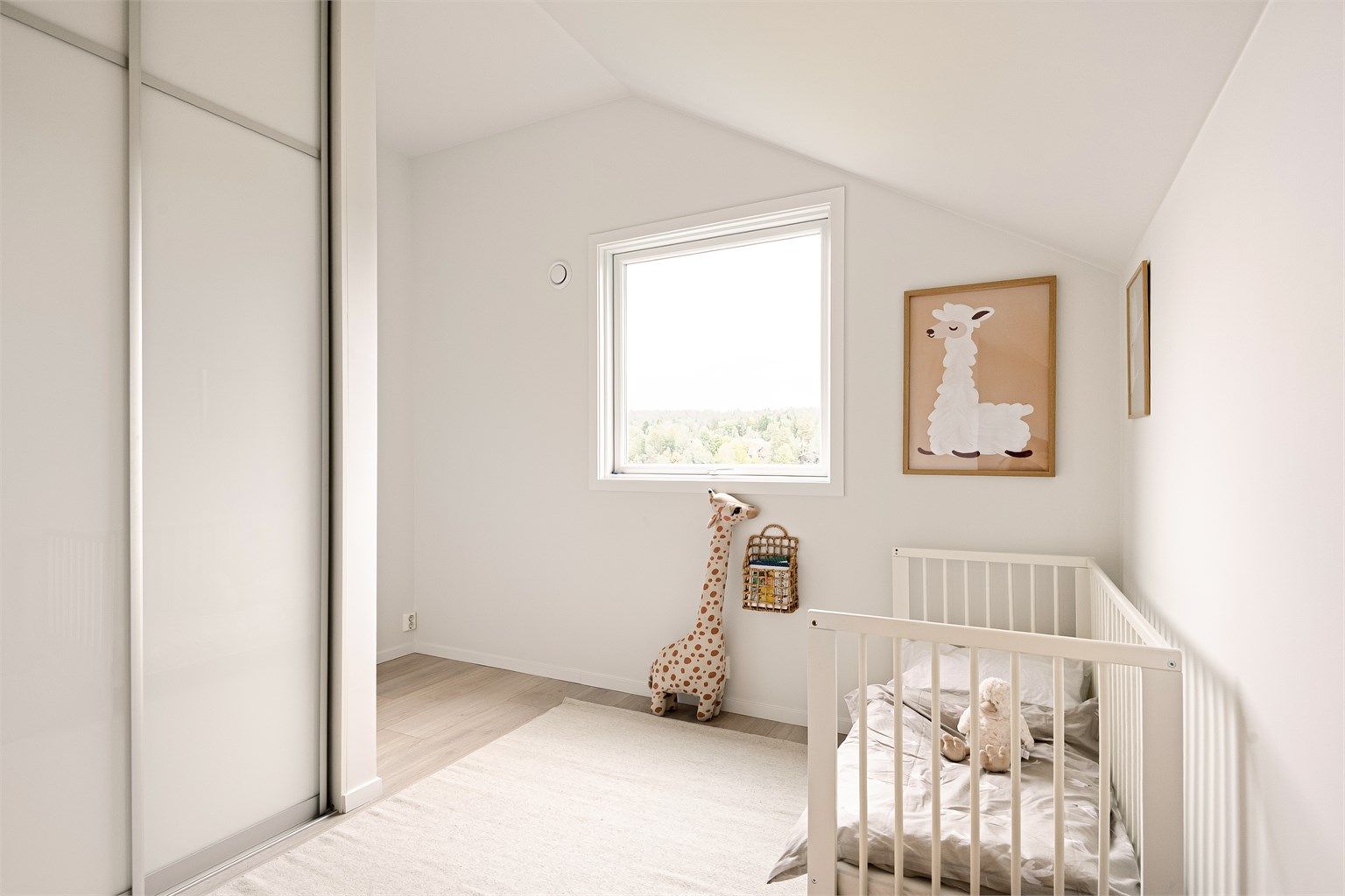 Soverom 3 med skyvedørsgarderobe og godt med naturlig lys fra vinduet.