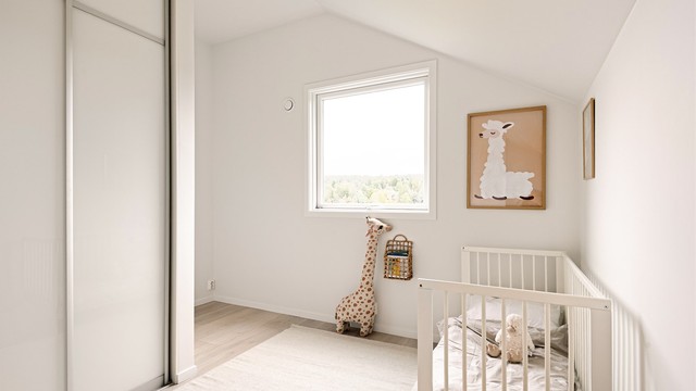 Soverom 3 med skyvedørsgarderobe og godt med naturlig lys fra vinduet.