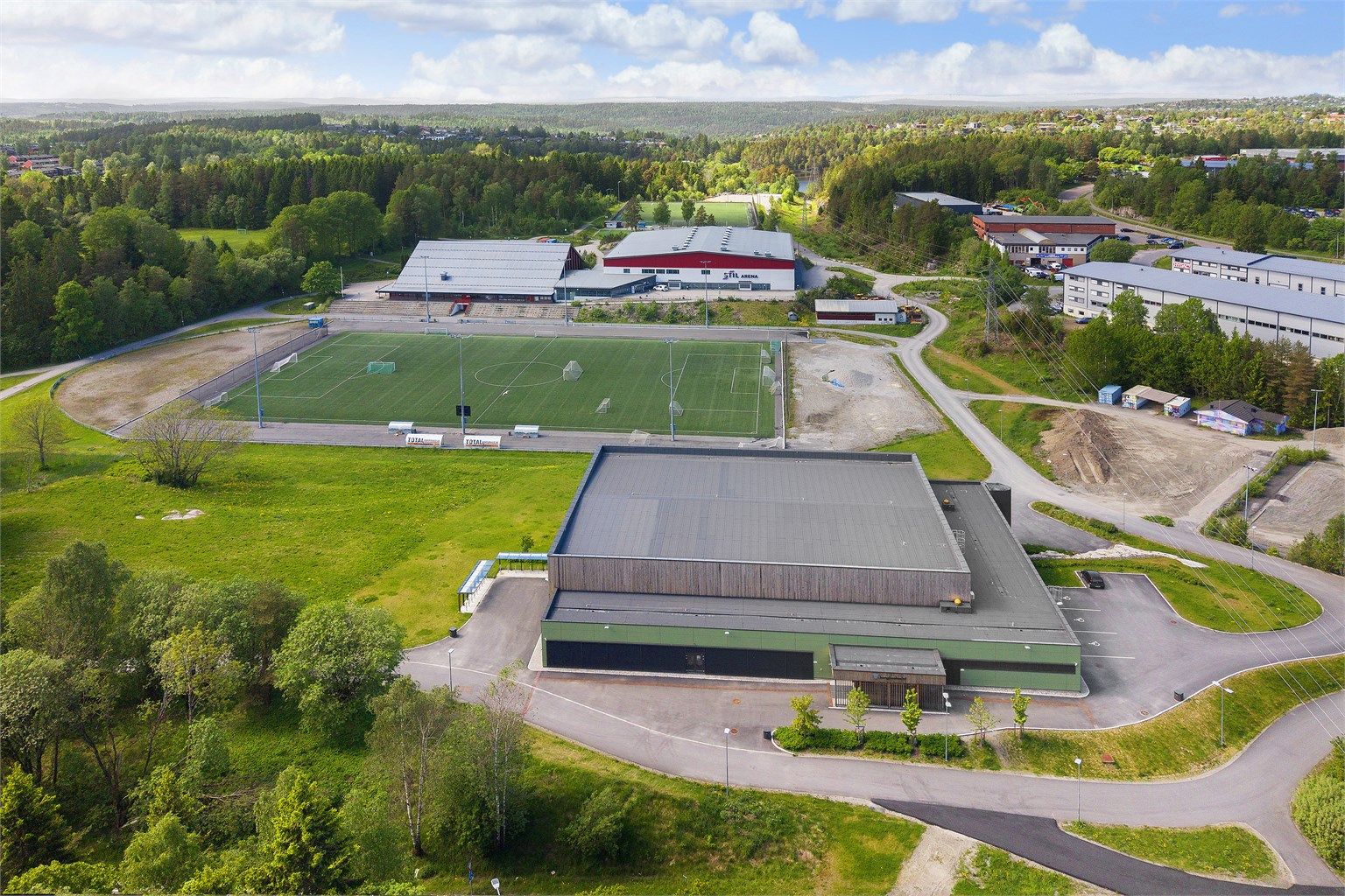Kort vei til Langhus Idrettspark med idrettshall, fotballbaner og skøytebane.