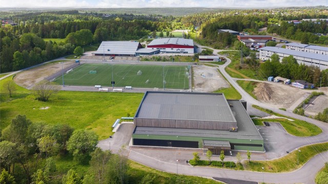 Kort vei til Langhus Idrettspark med idrettshall, fotballbaner og skøytebane.