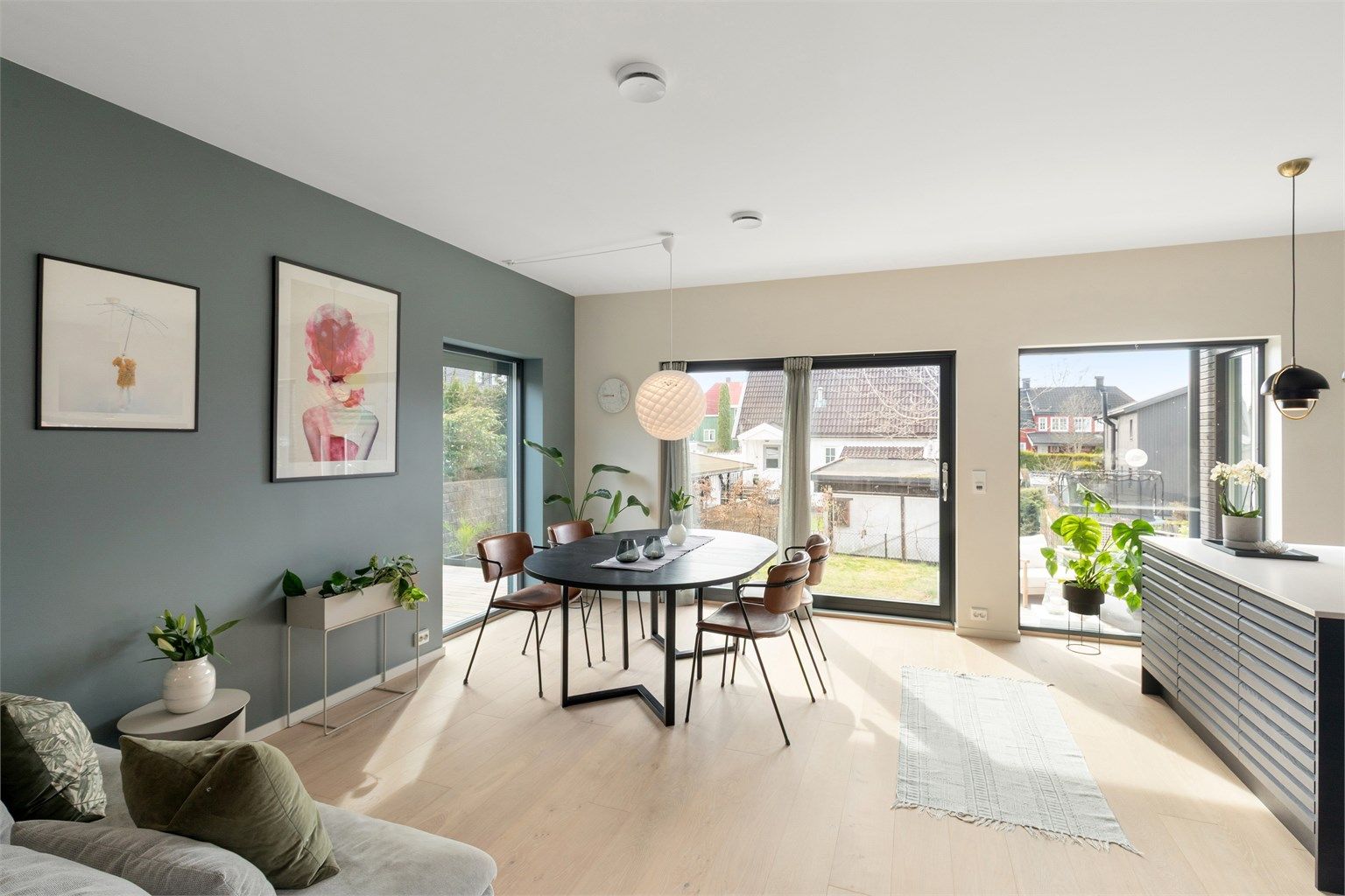 Pen 1-stavs parkett i stue/kjøkken. Det er gulvvarme i alle gulv