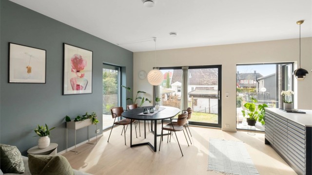 Pen 1-stavs parkett i stue/kjøkken. Det er gulvvarme i alle gulv