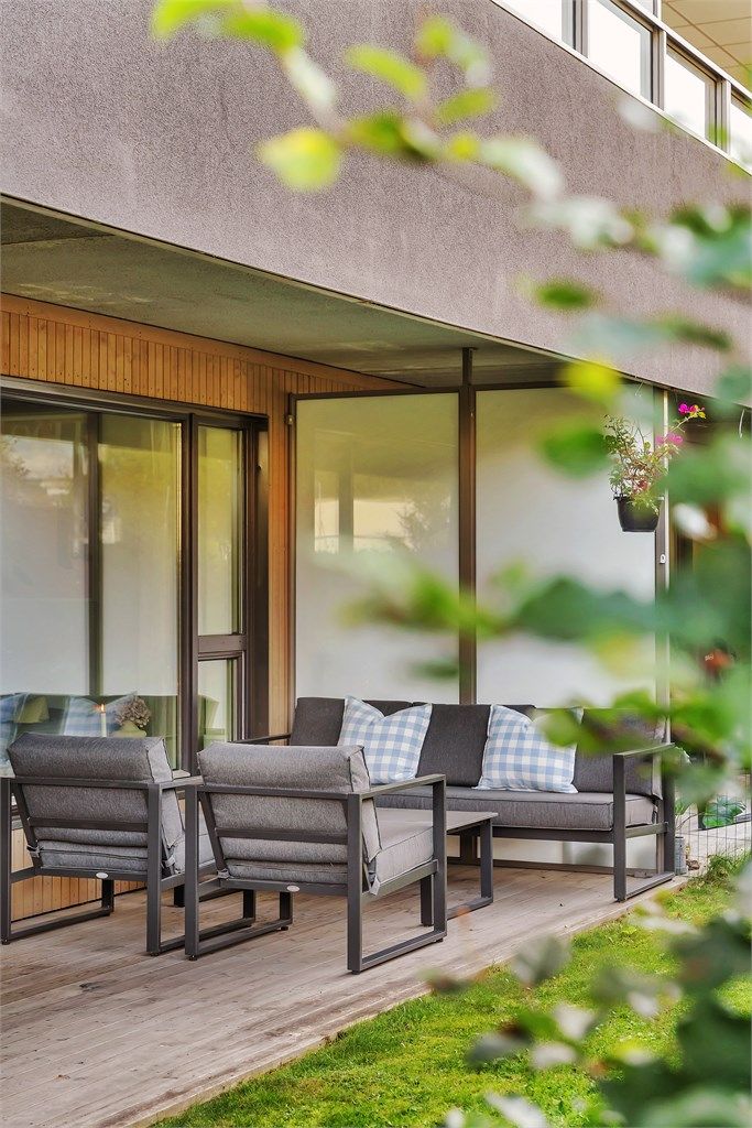  På årets varme dager fungerer terrassen og hagen naturligvis godt som en forlengelse av stuen.