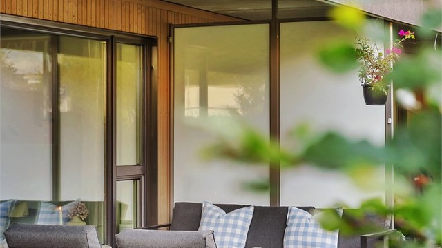 På årets varme dager fungerer terrassen og hagen naturligvis godt som en forlengelse av stuen.