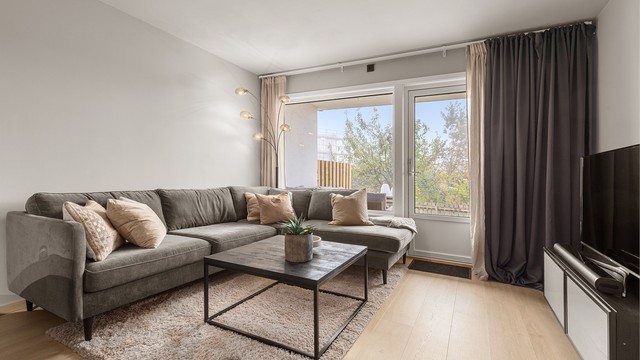 Store vindusflater og terrassedør fra 2025 slipper inn rikelig med dagslys.