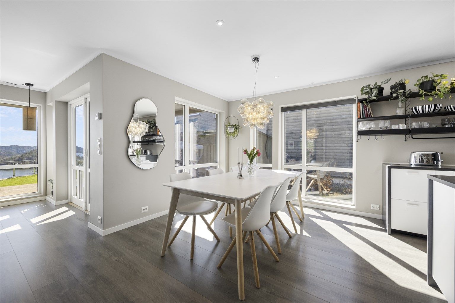 Spisestuen har god plass til langbord og er plassert med utsikt mot fjorden.