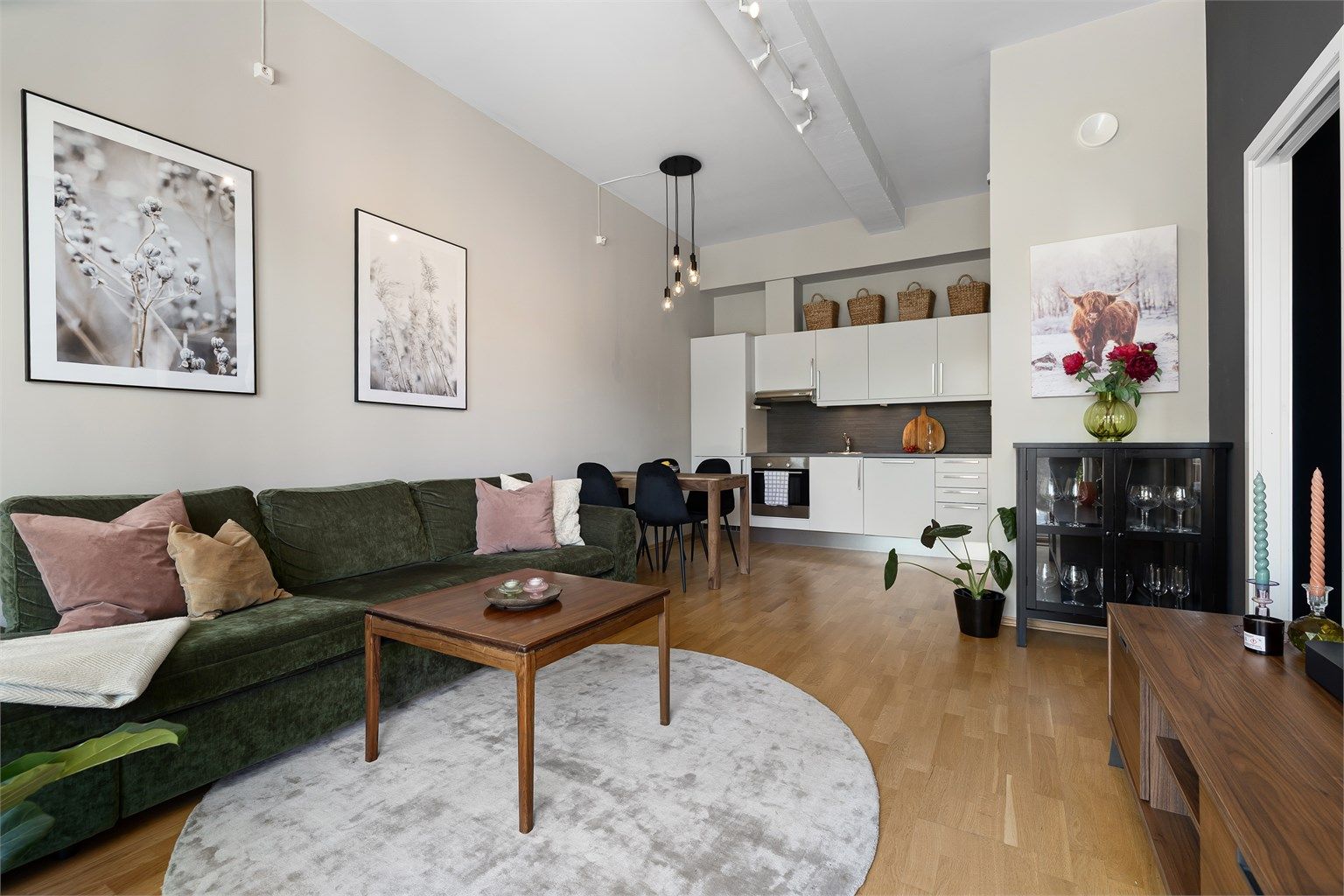 Herlig stue/kjøkken med svært romslig takhøyde (3,15m)