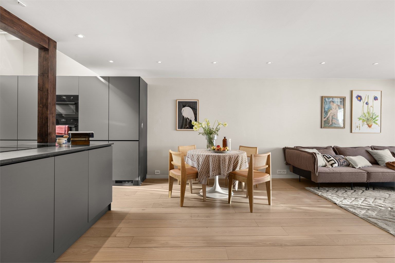 Stuen ligger i åpen løsning med kjøkkenet, og sammen danner de et stort, innbydende og sosialt allrom med utmerket møbleringsfrihet.