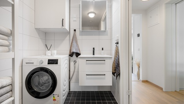 Praktisk innredet med vegghengt servantinnredning og baderomsmøbel, samt speilskap med overlys og stikkontakt over servant.