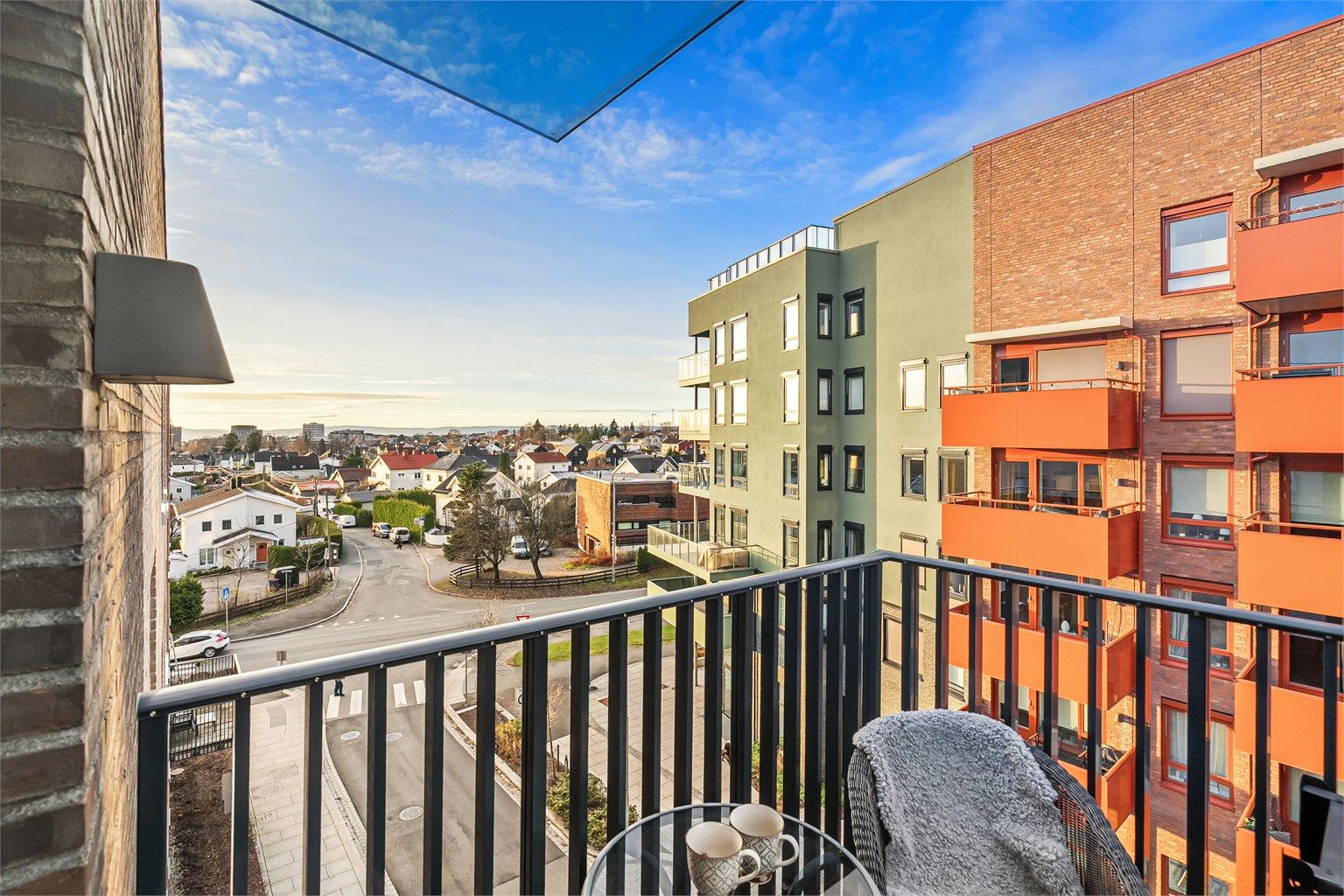 Egen hybeldel med romslig balkong vendt mot koselige Risløkka.