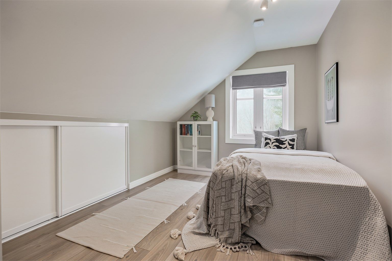 Alle soverommene har malte flater og profilerte innerdører.