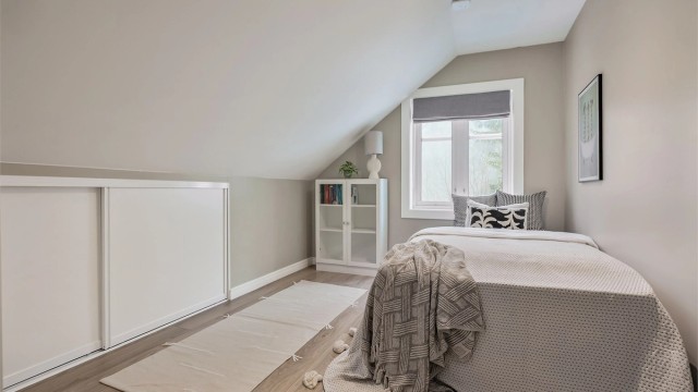 Alle soverommene har malte flater og profilerte innerdører.