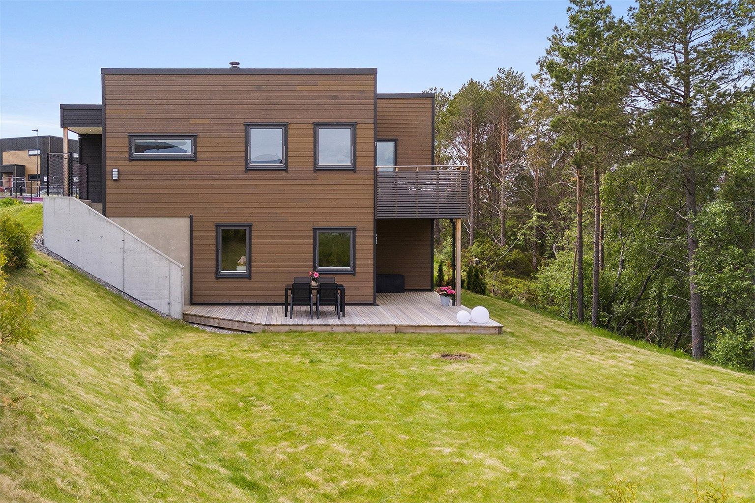 Terrassen er på ca 29m² og hageområdet tilhører boligen og gir god boltreplass til lek og moro for hele familien