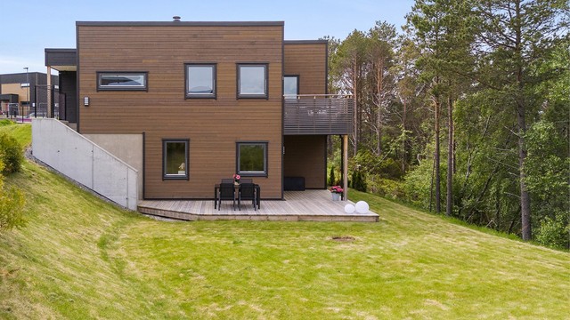 Terrassen er på ca 29m² og hageområdet tilhører boligen og gir god boltreplass til lek og moro for hele familien