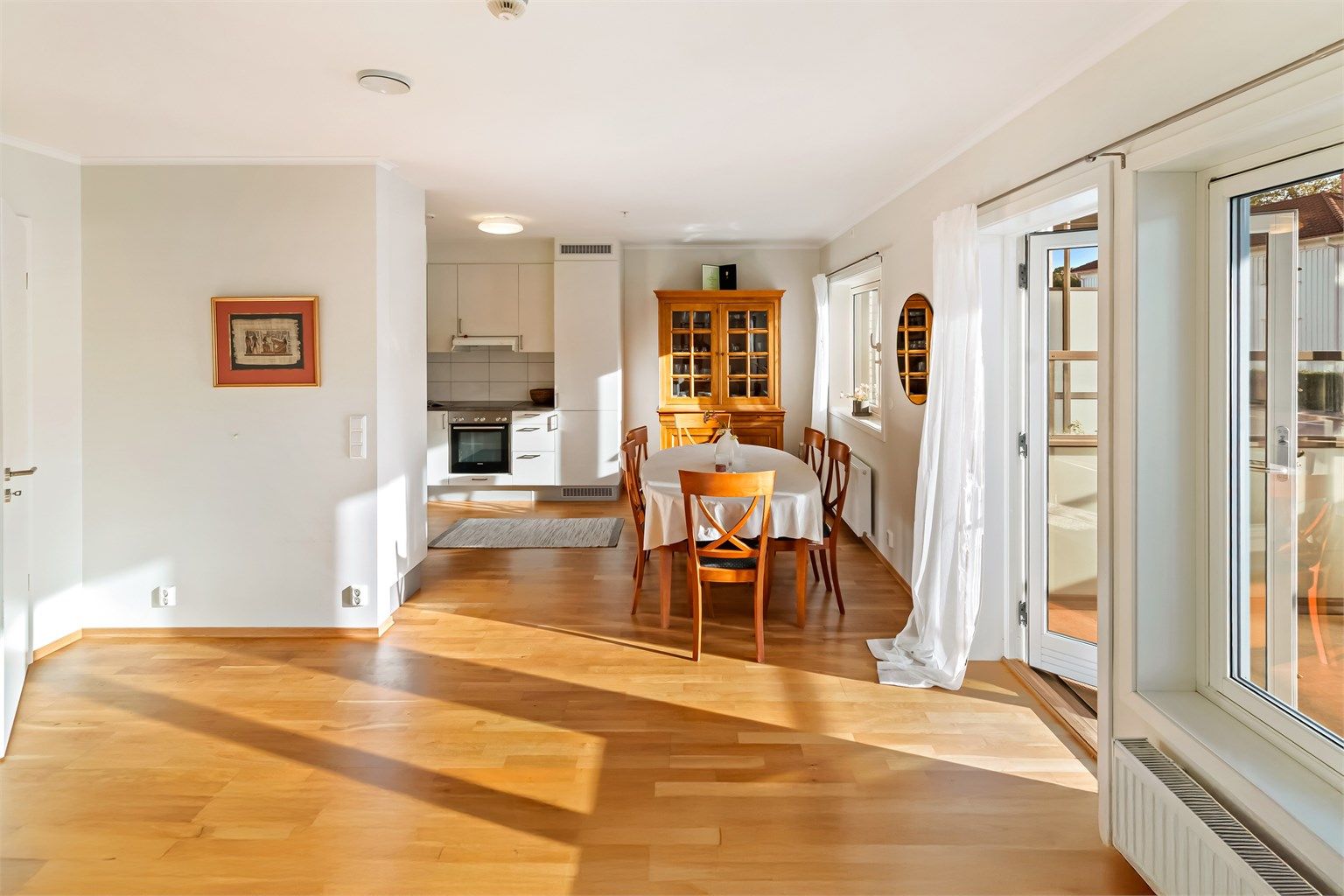 God plass til spisestuen i tilknytning til kjøkkenet