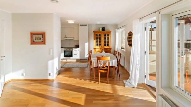 God plass til spisestuen i tilknytning til kjøkkenet