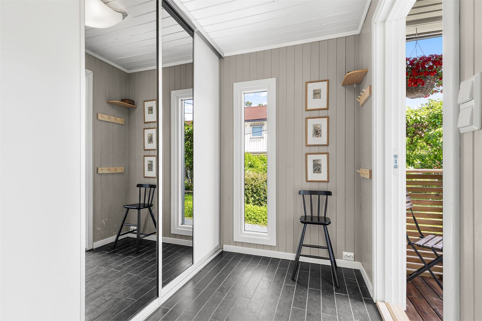 I entreen er det plass til kommode og hyller i tillegg til den integrerte skyvedørsgarderoben.