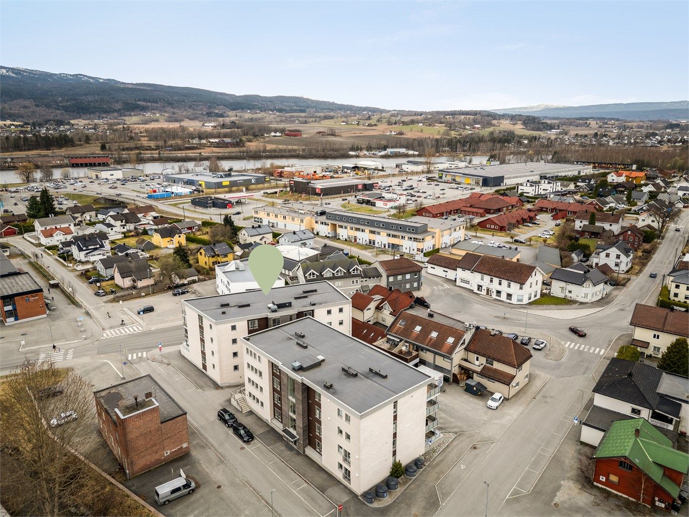 Under 1 km til barnehager, barneskole og ungdomsskole med idrettsanlegg.