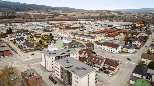 Under 1 km til barnehager, barneskole og ungdomsskole med idrettsanlegg.