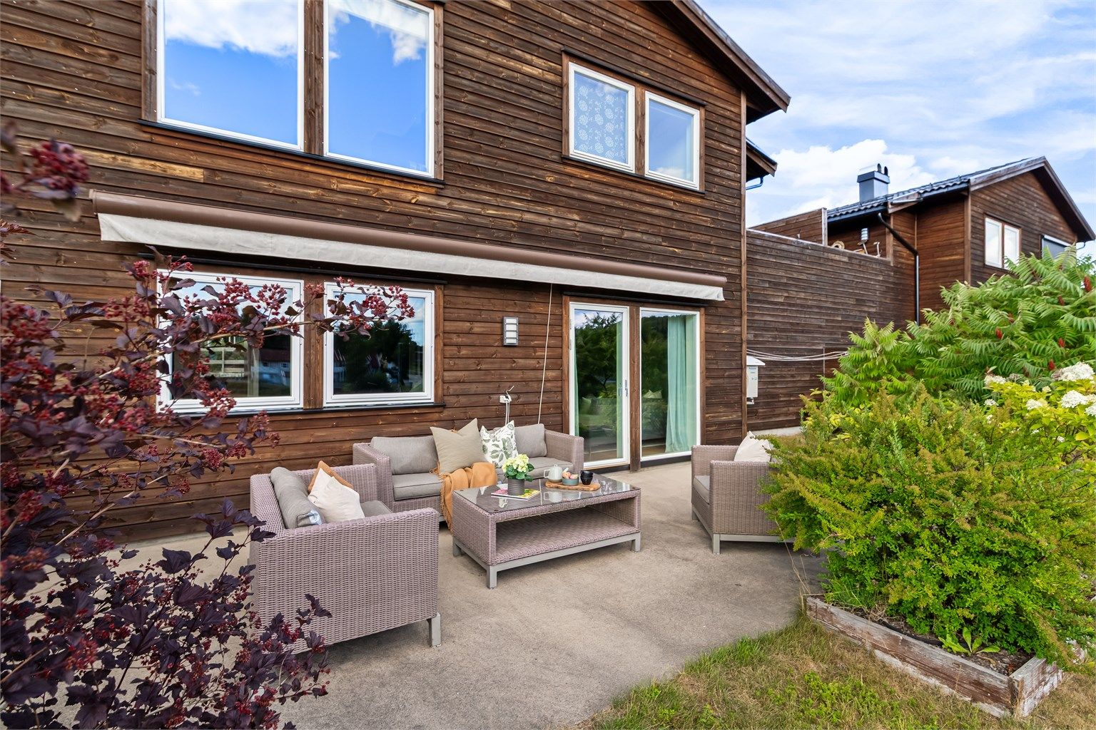Terrassedør med glassfelt gir en sømløs overgang mellom inne og ute.