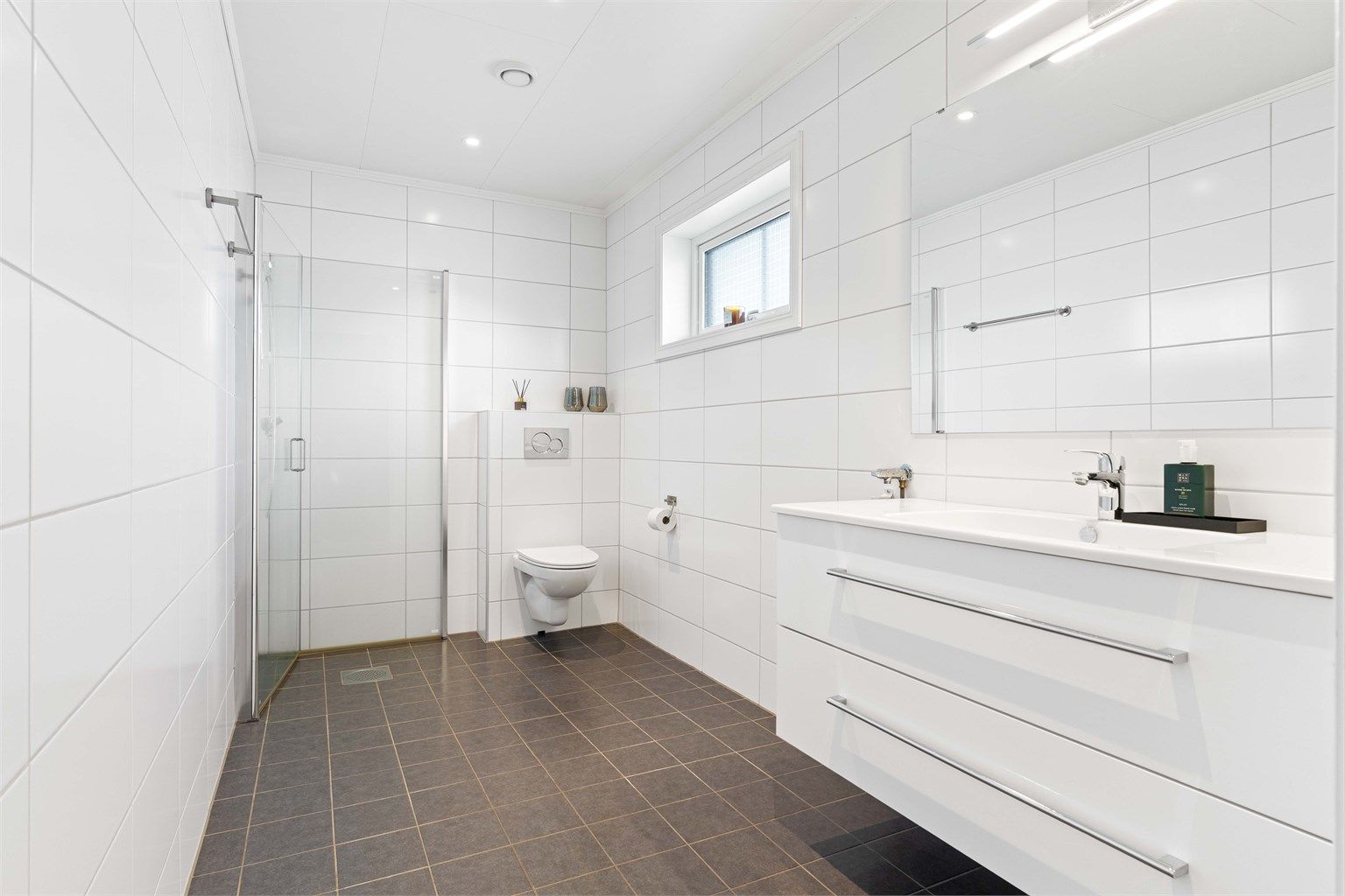 Badet i første etasje er levert av Comfort Råholt og har dusjhjørne og opplegg for vaskemaskin.