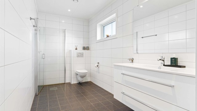 Badet i første etasje er levert av Comfort Råholt og har dusjhjørne og opplegg for vaskemaskin.