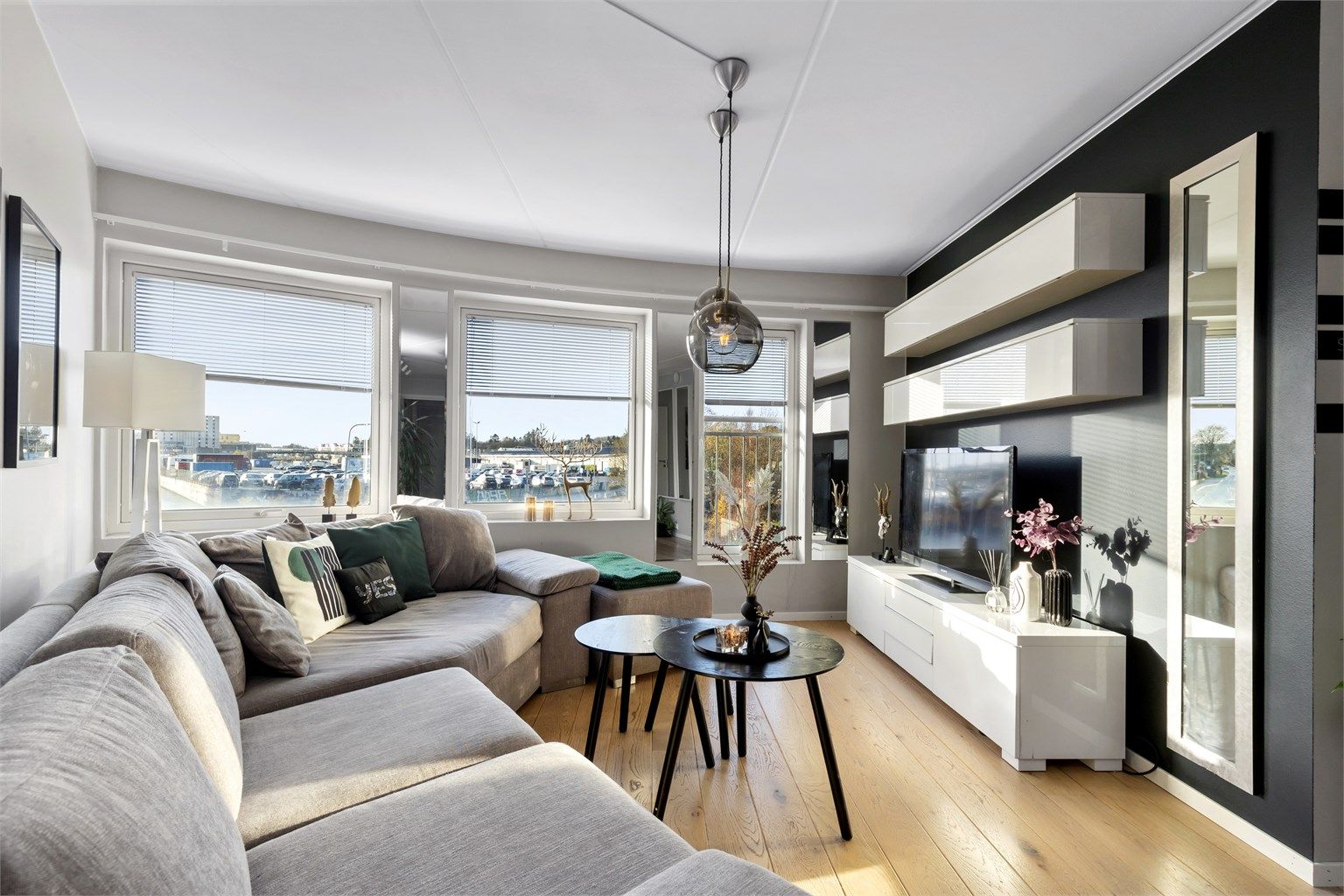 Stue med store vindusflater som slipper inn rikelig med naturlig dagslys