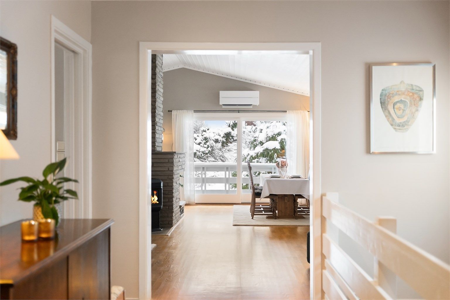 Et glimt inn mot den lyse stuen og utgangen til den sydvestvendte terrassen.